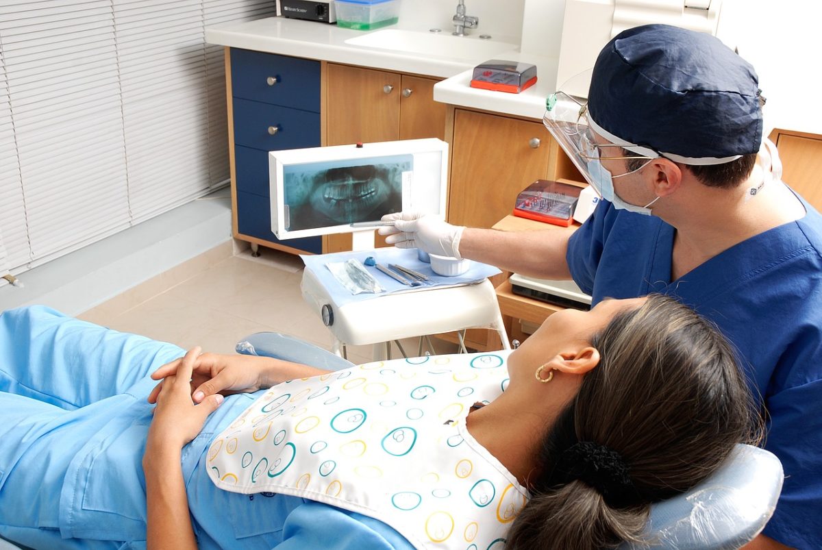 Dzisiejsza technologia stosowana w salonach stomatologii estetycznej może sprawić, że odzyskamy ładny uśmiech.